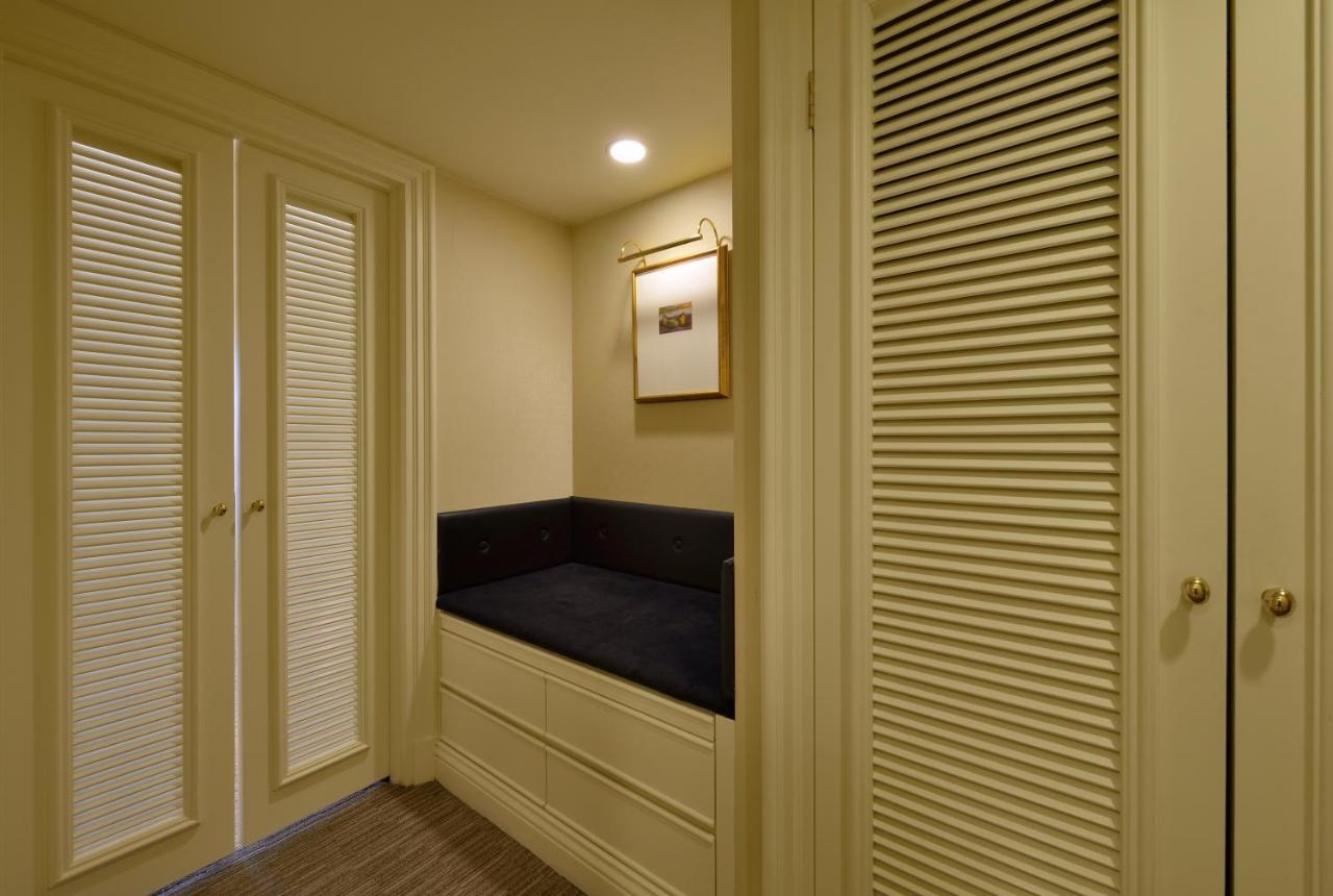 The Sherwood Taipéi Exterior foto A louvered door